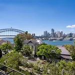 Magical Sydney Escape With Harbour Views & Parking