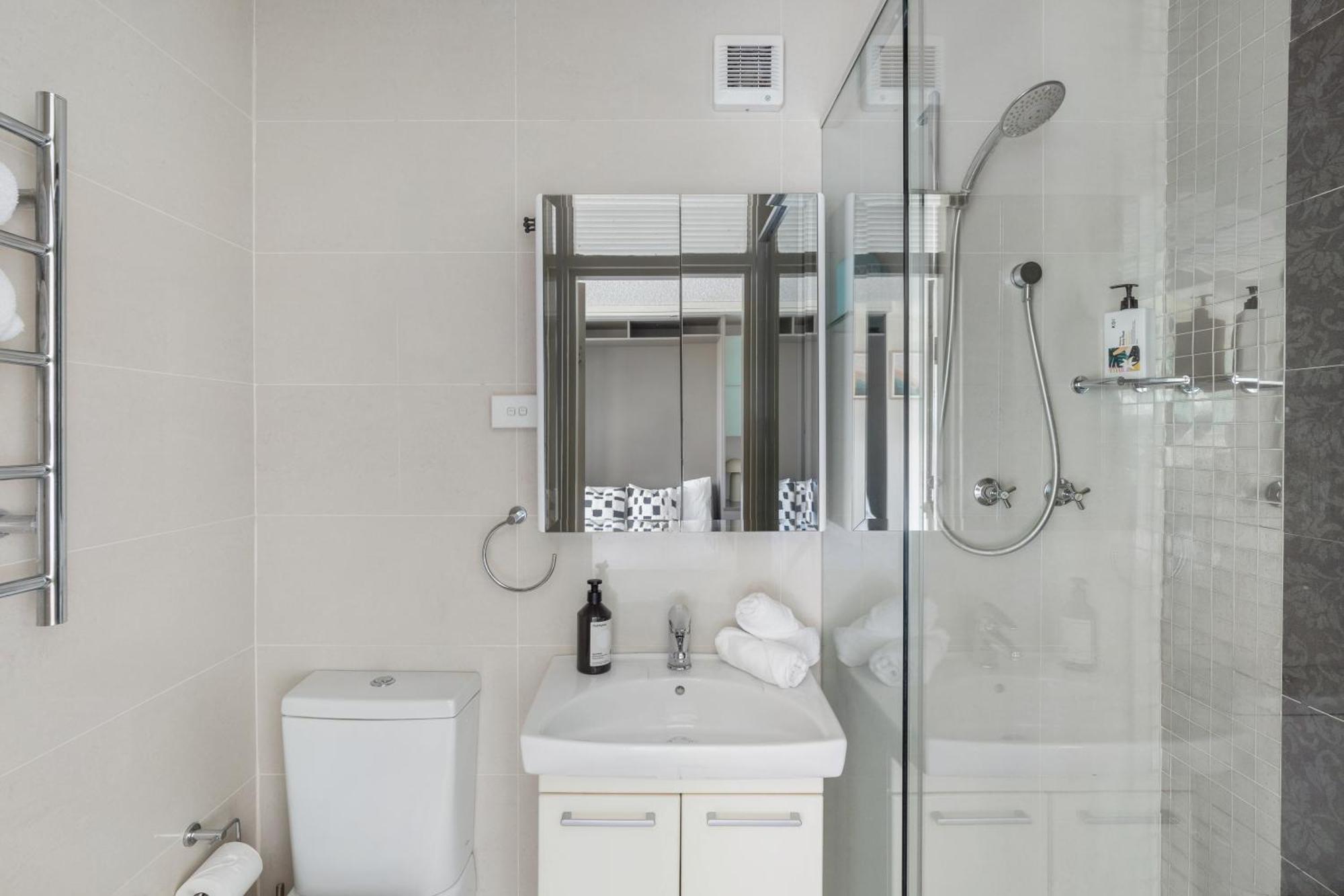 Magical Escape With Harbour Views & Parking * Sydney